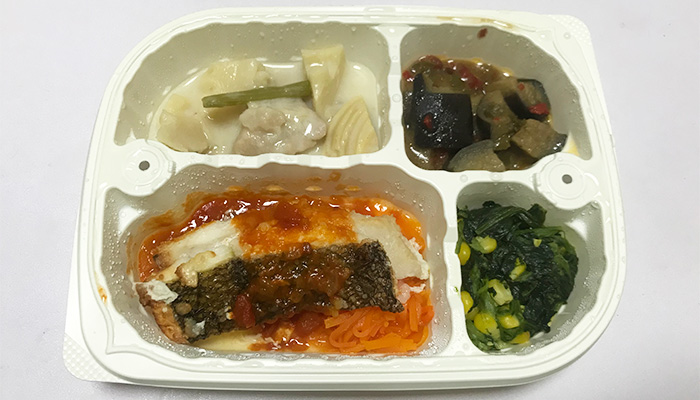 カレイのムニエル トマトソーかけ