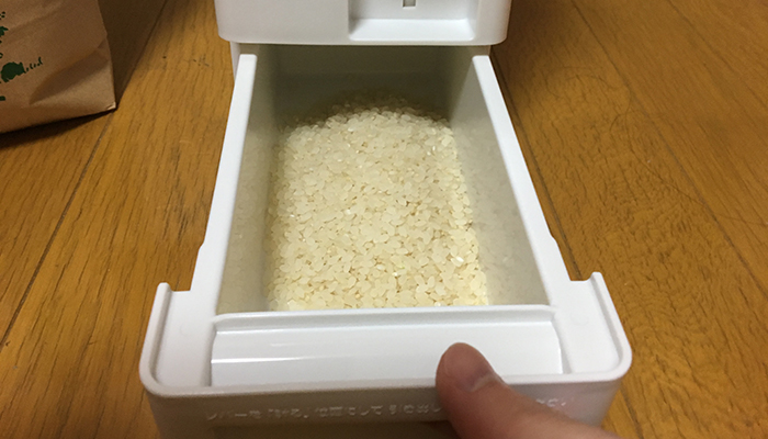 こめびつの使い方4 : 下皿のお米を炊飯器へ!
